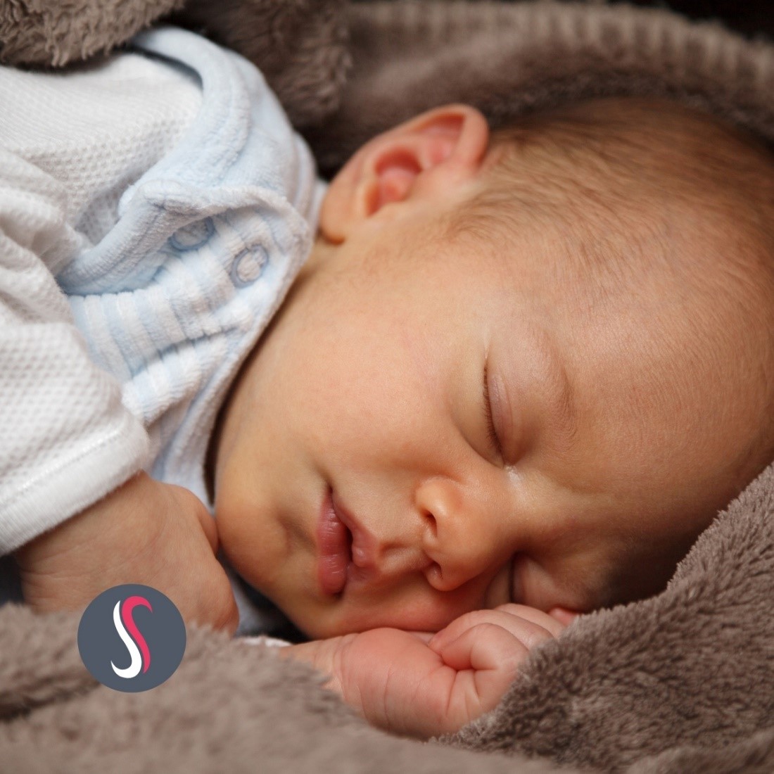 Bébé qui dort dans une couverture