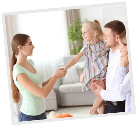 Nounou qui garde une jeune fille