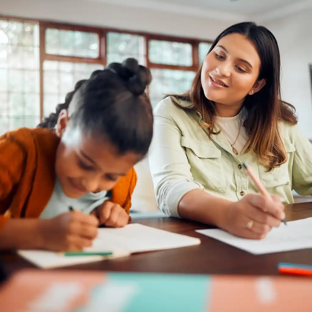 Une professeure donne un cours particulier à domicile à une élève de 6ème à Moyeuvre