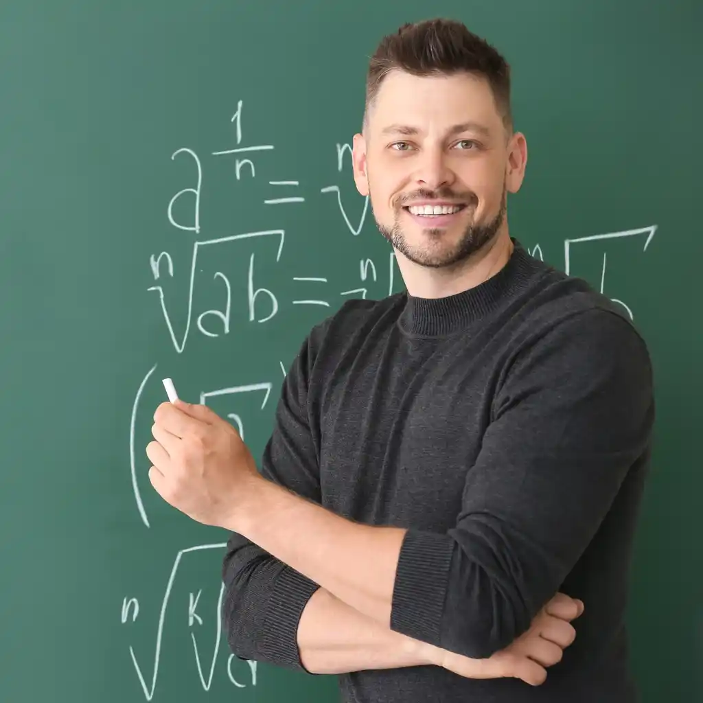 Un enseignant de mathématiques Scol'Avenir se tient devant un tableau à Hayange
