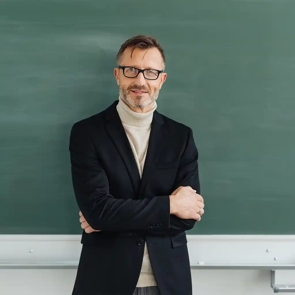 Enseignant de français Scol'Avenir devant un tableau blanc à Hagondange