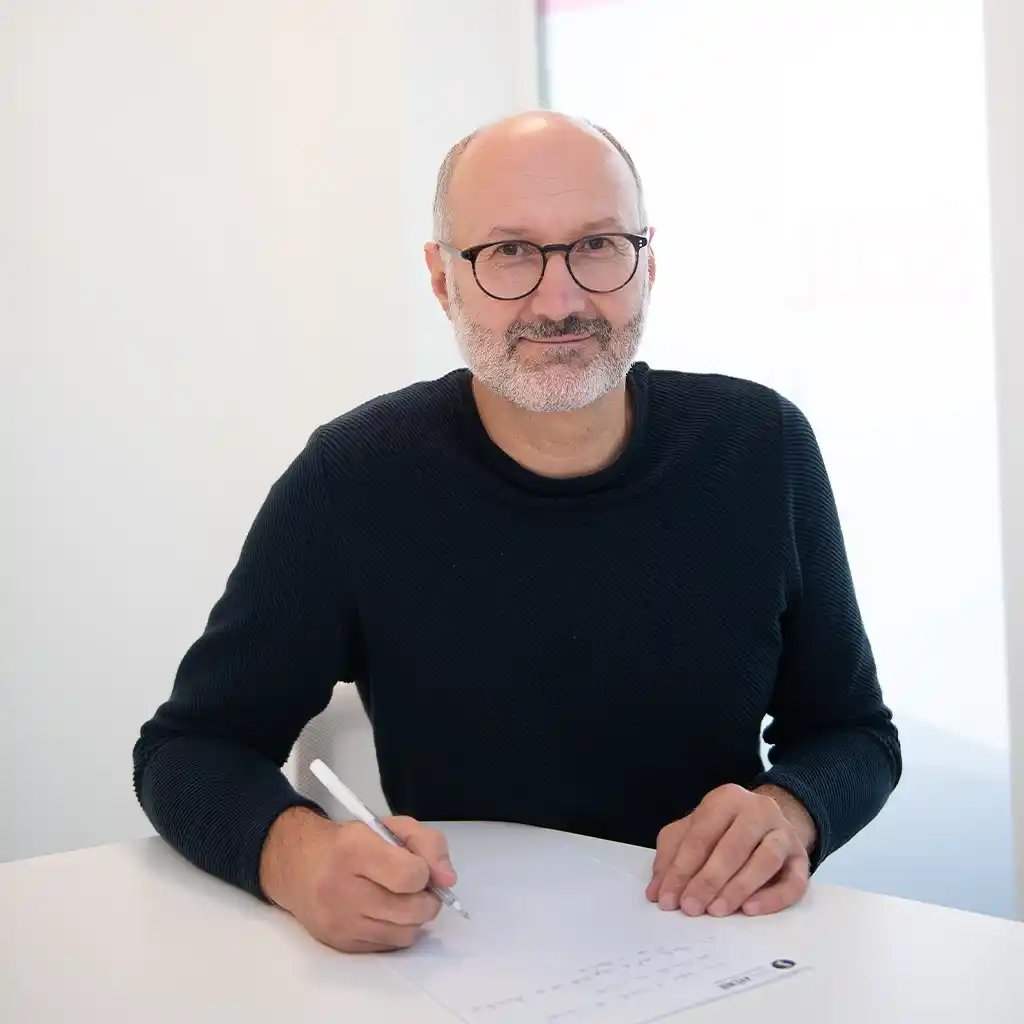 Professeur de mathématiques Scol'Avenir souriant dans les locaux à Metz