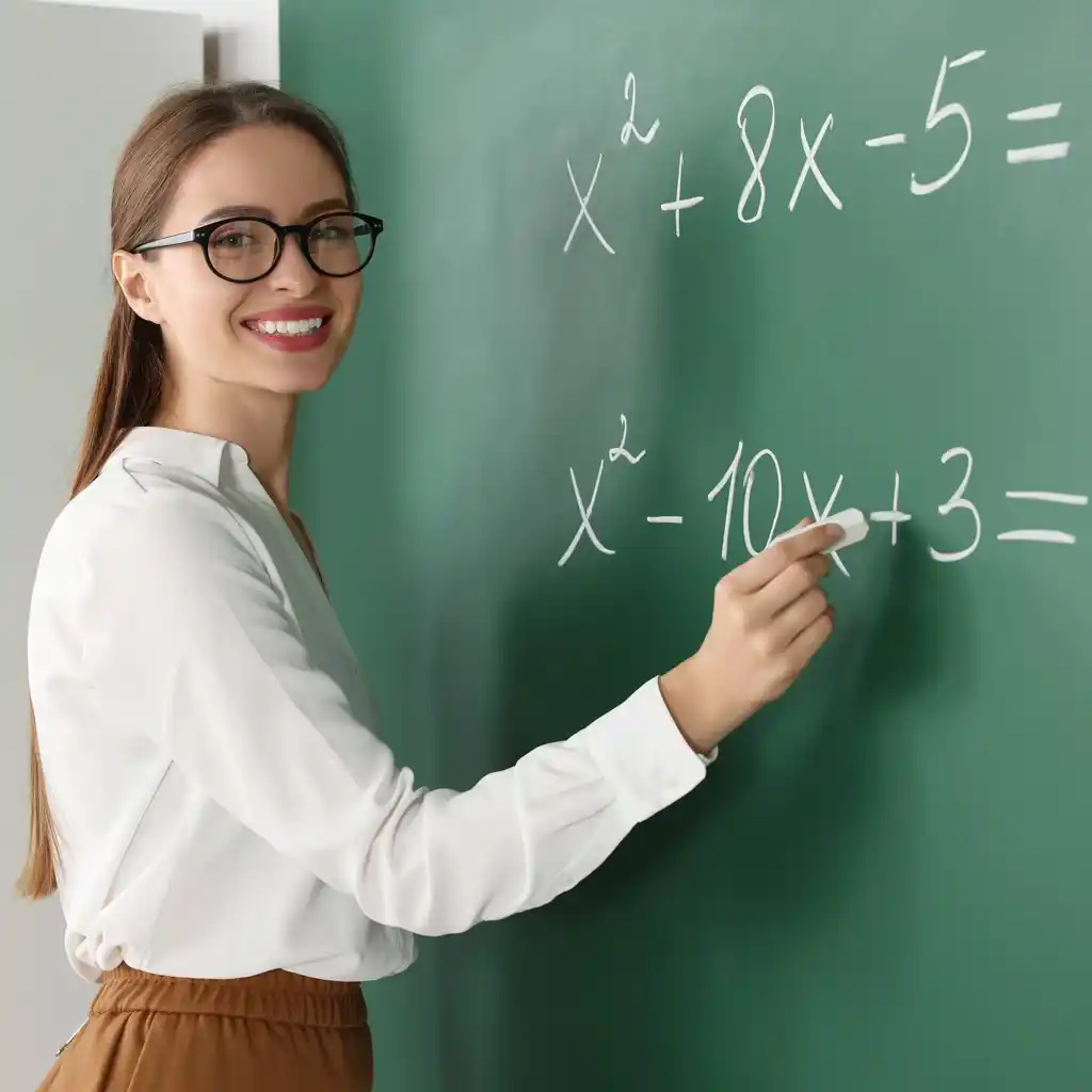 Une professeure de mathématiques écrit des formules à la craie sur un tableau à Hayange