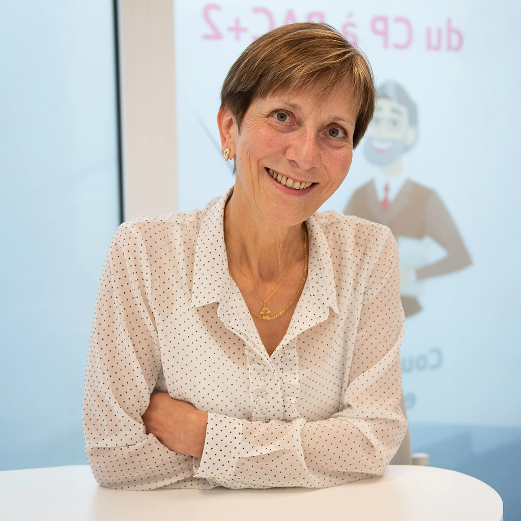 Une professeure de français à Yutz de Scol’Avenir se tient dans les locaux de l’établissement