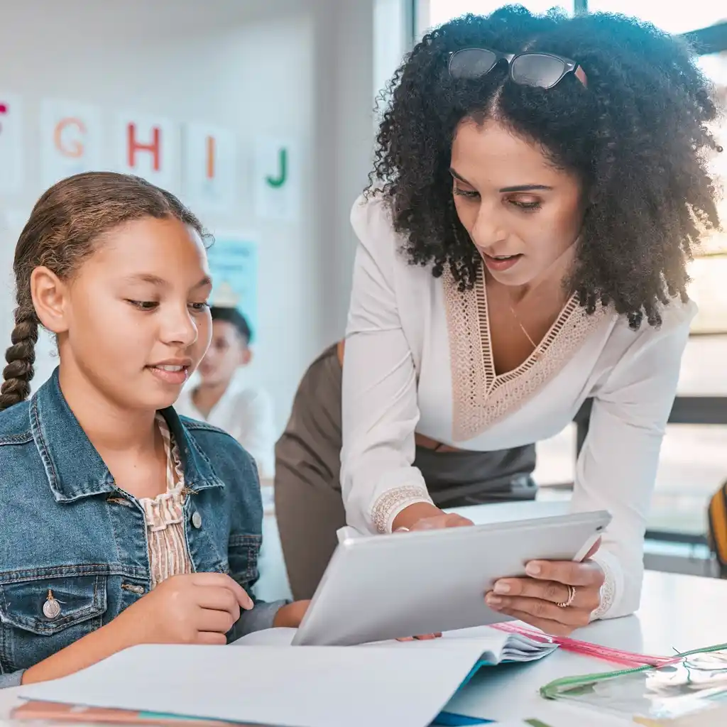 Une professeure Scol'Avenir accompagne une élève lors d’un cours de soutien scolaire à domicile avec une tablette à Rombas