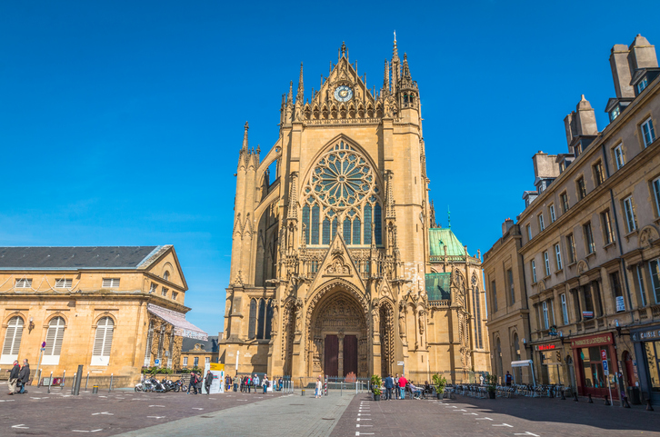 Photo de la face avant de la Cathédrale de Metz prise depuis la place du marché