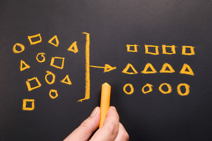 Dessin géométrique à la main écrite à la craie sur un tableau noir