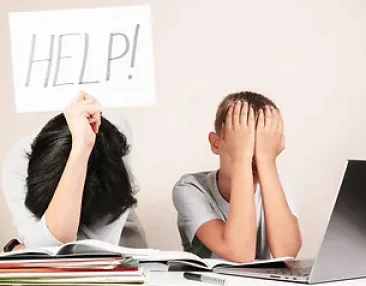 Enfants tristes ayant du mal à faire leurs devoirs