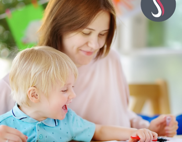 Nounou qui fait du coloriage avec un enfant