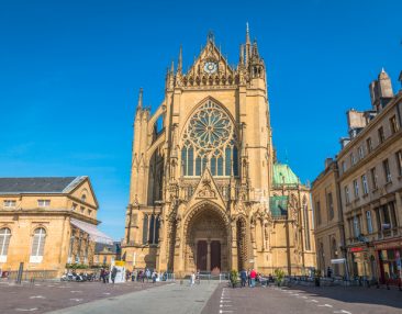 Photo de la face avant de la Cathédrale de Metz prise depuis la place du marché