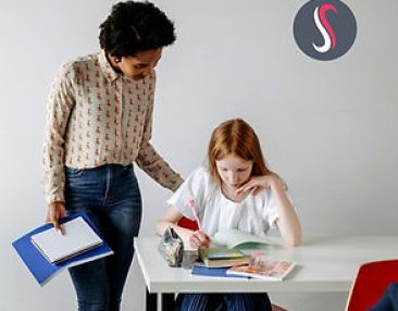 Aide aux devoirs d'une élève par une professeure particulière