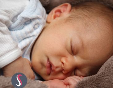 Bébé qui dort dans une couverture