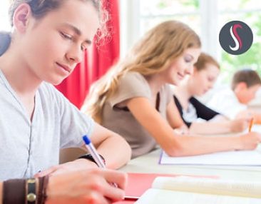 Elèves dans une salle de classe qui écrivent dans leur cahier