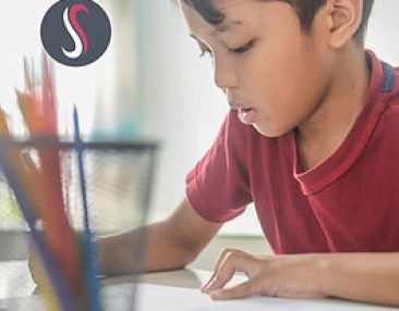 Petit garçon qui lit ses leçons