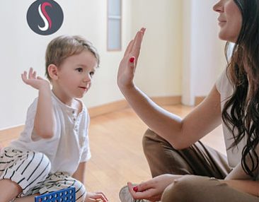 Maman avec son enfant qui jouent avec leurs mains