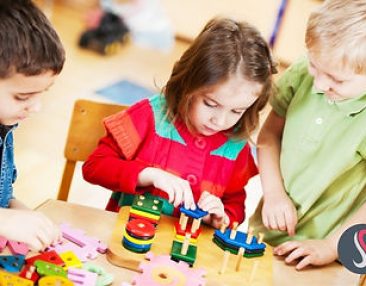 Groupe d'enfants qui jouent ensemble avec des jeux