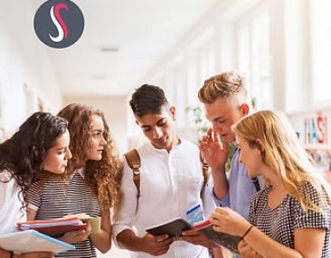 Groupe d'élèves qui révisent leurs leçons dans leurs cahiers