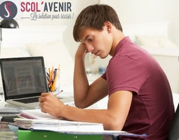 Elève de lycée qui travaille sur son bureau