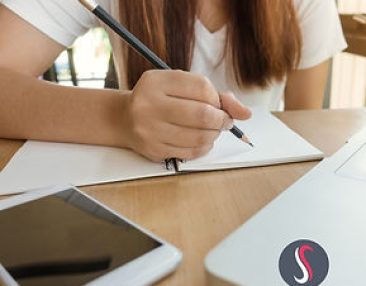 Elève qui travaille en écrivant dans son cahier