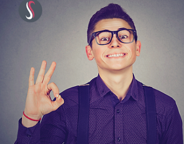 Elève portant des lunettes qui sourit