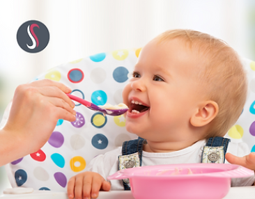 Bébé assis sur une chaise en train d'être nourri