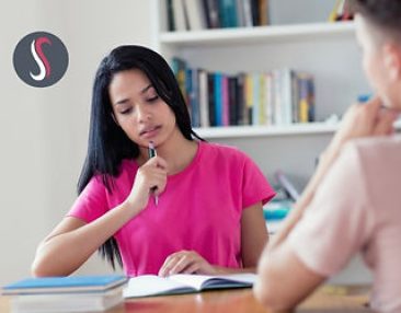 Deux élèves qui travaillent en binôme sur un devoir