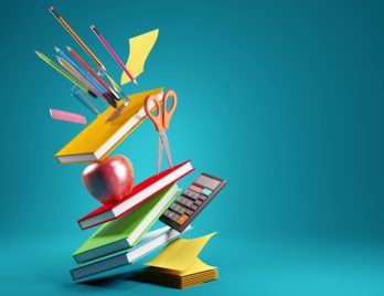Différentes affaires scolaires volant en l'air sur un fond bleu