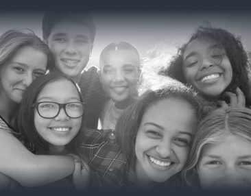 Groupe de jeunes adolescents souriants
