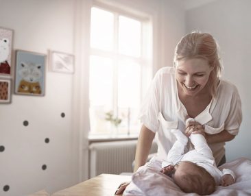 Nounou à domicile qui change un bébé