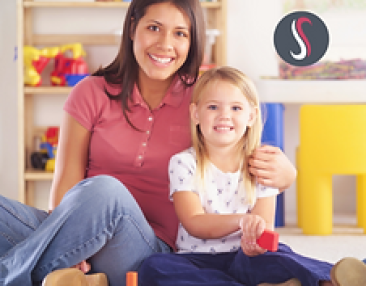 Nounou à domicile avec une enfant qui sourient